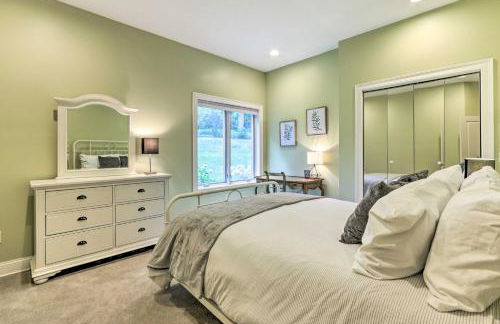 Walk to Lake Middlefield Home with Fire Pit - Foto 19