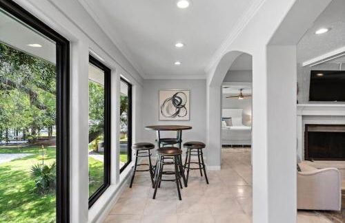 Waterfront oasis with private pool, game room, fire pit and volleyball court - Foto 32