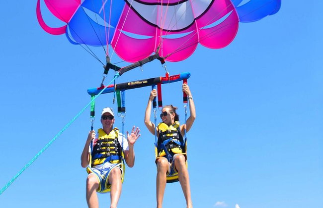 Volo in parasailing di 10 minuti sulla baia di St. George con foto e video inclusi - Foto 1
