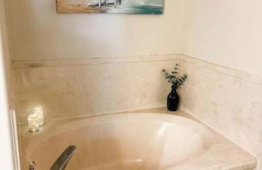 Pet Friendly Tranquil Cottage with Fire-Pit & Hot Tub Minutes to BEACHES - Foto 25