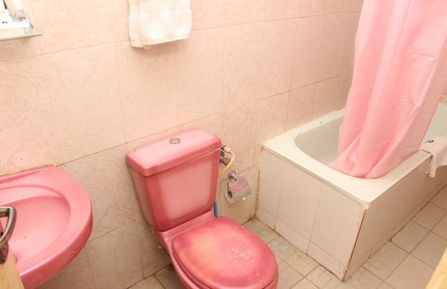 Barcelona Apartment - Photo 10