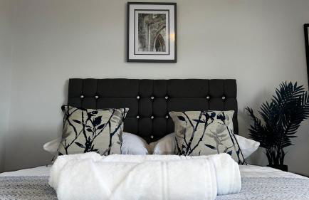 The Cheshire Gathering - Hot Tub 8 Bedroom - Photo 8