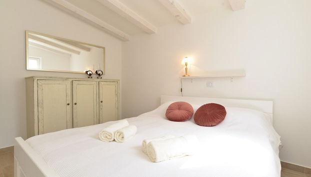 House 1833 - Photo 2, Room