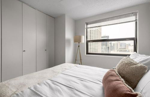 Gold Coast 2BR w Gym Pool nr Oak St Beach CHI-207 - Photo 14