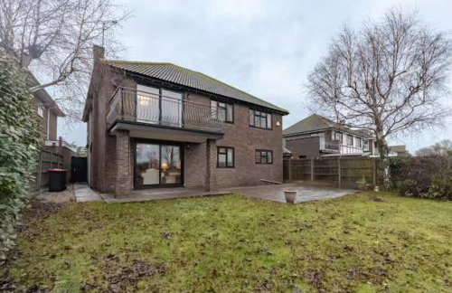 Tudor Style Seafront Home Sea Views Shoebury - Pass the Keys - Foto 14