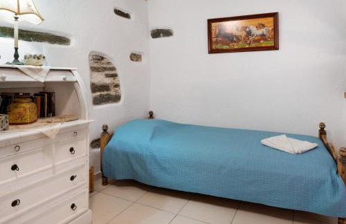 Maria in the castle Kea - Photo 13