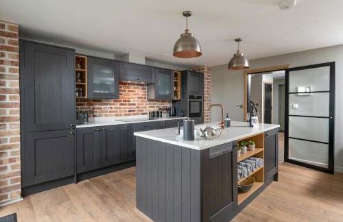 Designer Cotswold post house with external sauna - Foto 14