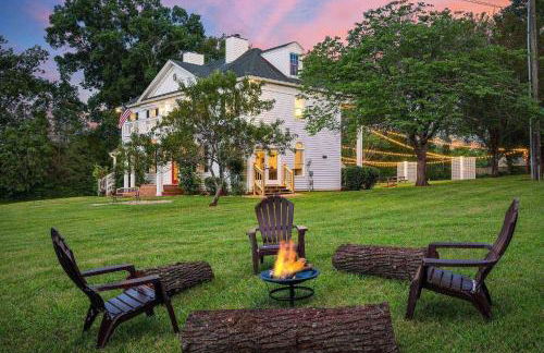 Colonial Manor - Photo 1