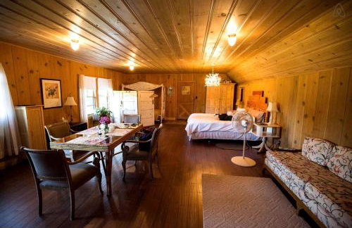 Rustic Cabin Rental in a Wild Meadow near Crater Lake National Park, Oregon - Photo 7