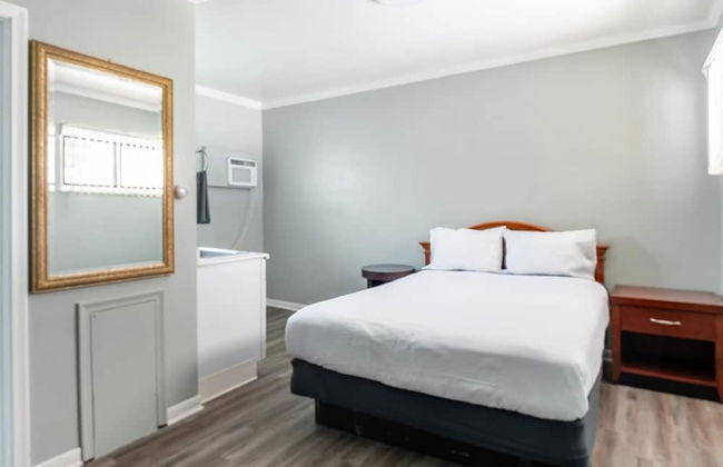 Private Room w/ Bath & Kitchen Access in Brownstown - Foto 15