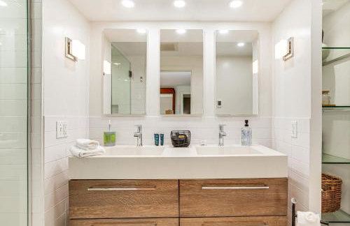 Elegant Gloucester Beach Getaway with Ocean Views! - Foto 15