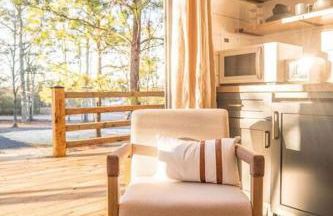 Luxury tiny house with hot tub and private deck! - Foto 11