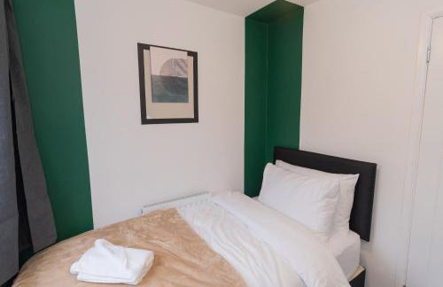 Perfect for Contractors & Families - Free Parking - Foto 9