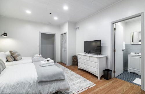 Riverfront Retreat - 2 Units - 3BR - Free Parking - Foto 22