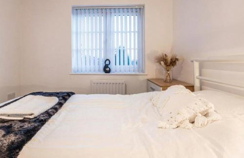Family-Friendly 4-Bedroom House in Moston with Parking and Garden - Foto 36