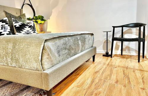 Luxury 4 bedroom 2 bath Lake Views - Photo 20