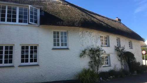 The Thatched Cottage - Photo 2