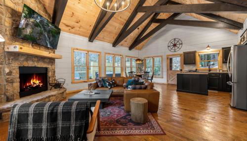 Family fun, romantic Hot Tub, Firepit, King Bed 15 min from Blue Ridge & Ellijay - Foto 3