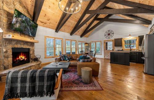 Family fun, romantic Hot Tub, Firepit, King Bed 15 min from Blue Ridge & Ellijay - Foto 3