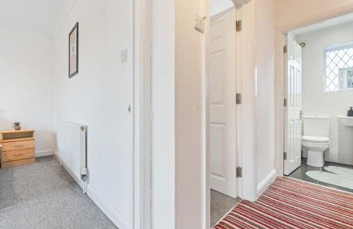 Awesome Coventry Home for Business Contractors and Suitable for families with Free Parking 14mins from NEC - Foto 9