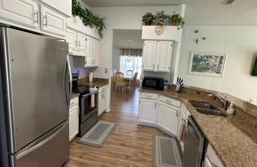 Private pool with a beautiful view overlooking the lake! Near Disney - Universal - Foto 32