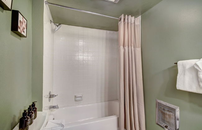 2BR/2BA Condo on Shuttle Route - Wild Irishman 1015 - Pool & more! - Foto 12