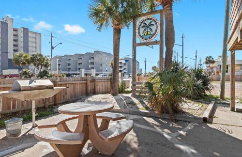 2BR Retreat with Pool, Near Beach and The Hangout - Photo 16