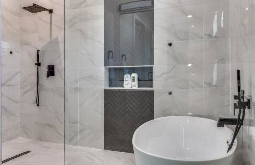 Luxurious Newly Built 5BR 5BA | Rooftop W/ Grill - Foto 21