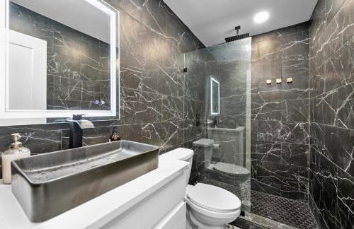 Comfortable 2BR Uptown Escape with Free Park - Foto 7