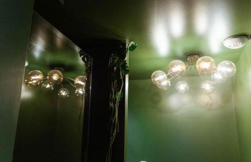 La Suite Chammarzt - Insolite - Escapade à deux -JungleRoom - baignoire balnéo privative - centre historique - Foto 15