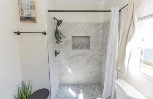 Modern 5BR with Full Kitchen, Game Room, Fenced Yard and BBQ Grill - Foto 54