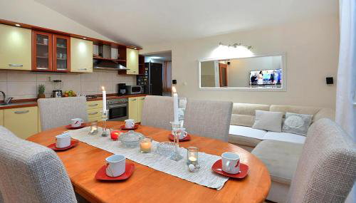 3 Bedroom Amazing Home In Pozorac - Foto 2