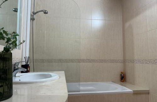 Lovely 3 Bedroom Villa with Pool in Great Location - Foto 8