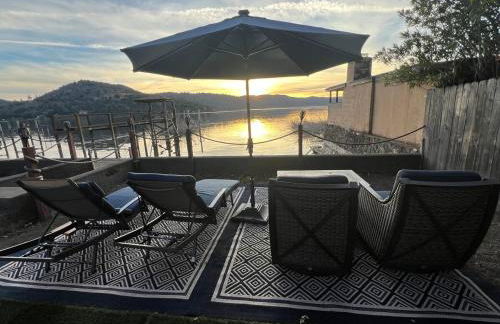 Peaceful Lakeside Retreat - Cozy 3BR Waterfront Home - Foto 13