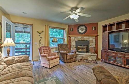 Lakefront Family Getaway with Private Deck and Dock! - Foto 4