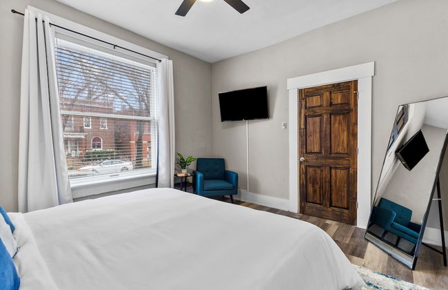 Designer Home in Shaw Right Side - JZ Vacation Rentals - Photo 7