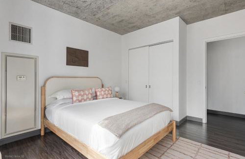 Linea Luxury Living with Indoor Pool and Rooftop Views in The Loop - Photo 16