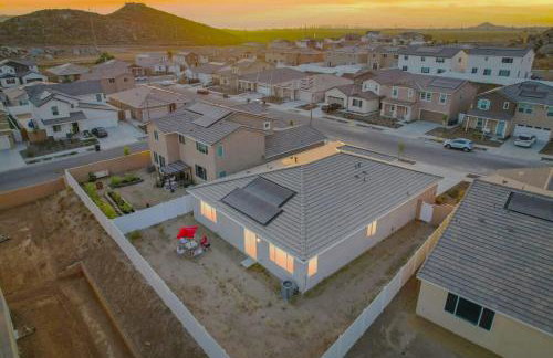 Entire Private Home with 4 Bedrooms 2 Bathrooms, Mountain Edge, New House, Ranch, Gated Yard, Available Now - Foto 45