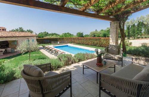 Mediterrane Steinvilla mit beheiztem Privatpool, aromatischen Mittelmeerpflanzen - Foto 1