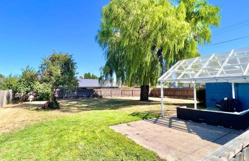 Main St New with AC Monthly stays Charming Cottage KING BED - Foto 49