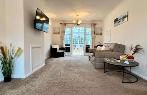 J&J stays 5 bedroom detached house in Peterborough with parking - Photo 25