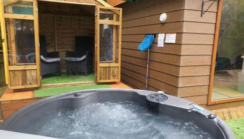 Private Couples hideaway with hot tub - Photo 4