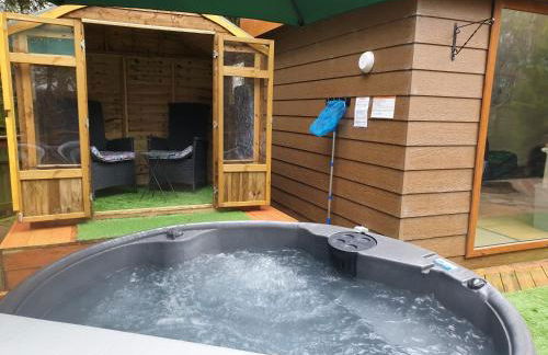 Private Couples hideaway with hot tub - Photo 4