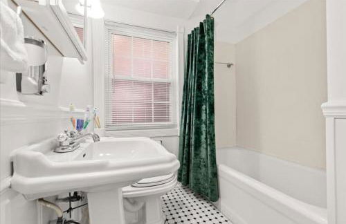 4 Bedroom 2 Bath Middle of it all Sleeps 8 - Foto 21