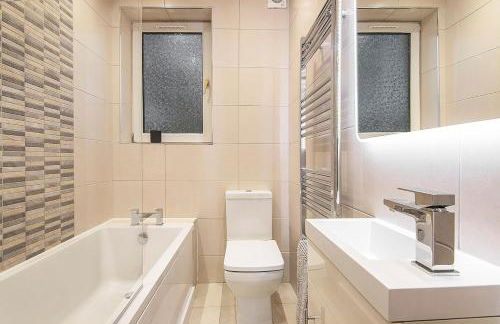 Private Hot Tub - Garden Terrace - Free Parking - Zen & Bubbles - Foto 13