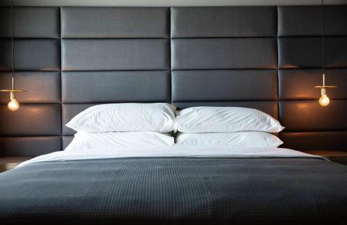 Black C House Modern w pool spa - Photo 25