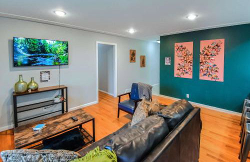 Enchanting Upper Unit with City Charm - Foto 43
