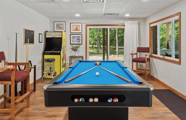 Maple Oasis by Avantstay Newly Built w/ Hot Tub, Game Room & Fire Pit - Foto 99