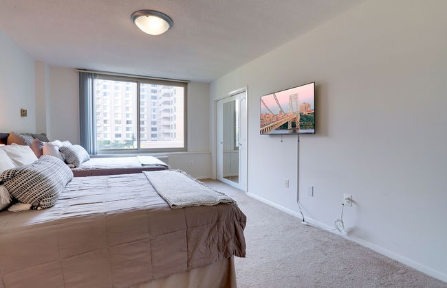 Crystal City Condo w Top Amenities - Photo 10