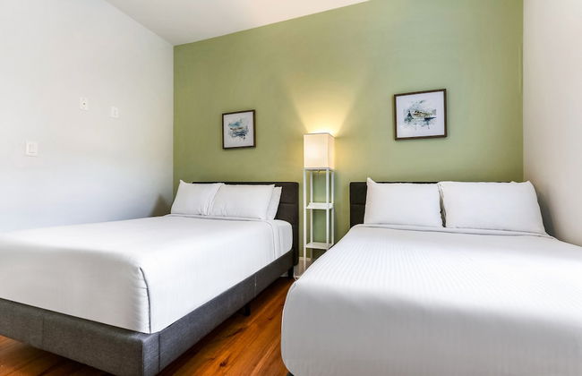 Spacious 5BR Urban Retreat with Balcony & Pool - Foto 74